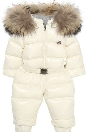 Пуховый комбинезон с капюшоном и меховой отделкой Moncler Enfant Moncler C2-951-14353-25-68950/3-18M вариант 2