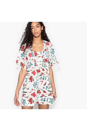 Платье короткое прямое с цветочным рисунком и короткими рукавами Molly Bracken 112439