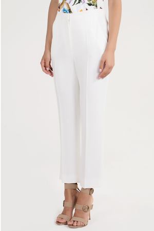 Укороченные белые брюки со стрелками Alexander McQueen 38491395