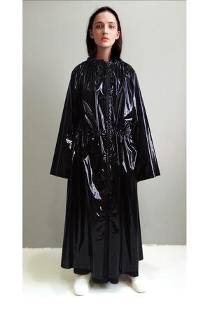 Плащ Alisa Kuzembaeva Striking shiny black raincoat купить с доставкой