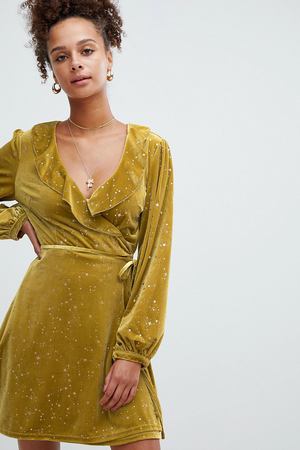 Бархатное платье с запахом, оборками и принтом Glamorous - Зеленый Glamorous 65999