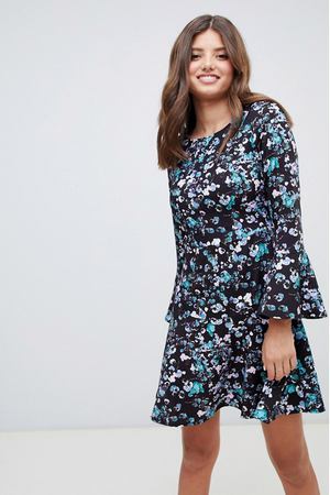 Короткое приталенное платье с рукавами клеш и принтом Closet London Closet London 42612