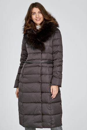 Пуховое пальто с отделкой мехом енота La Reine Blanche 123137