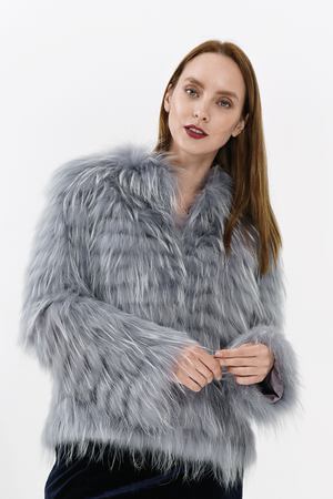 Короткая шуба из меха енота Virtuale Fur Collection 10576